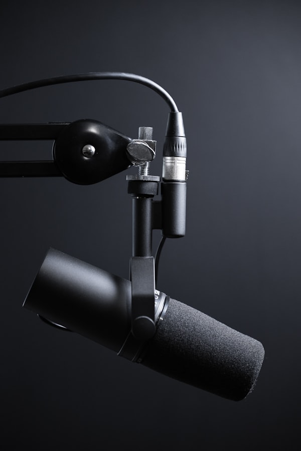 Studio de podcast professionnel avec micros haut de gamme