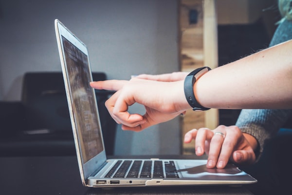 Écran montrant un professeur de cours en ligne