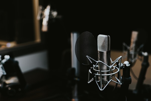 Microphone professionnel de podcast dans un studio chaleureux